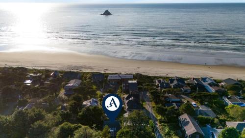 Arch Cape House | Royal Canoe by AvantStay Walk to the Shore Private Yard