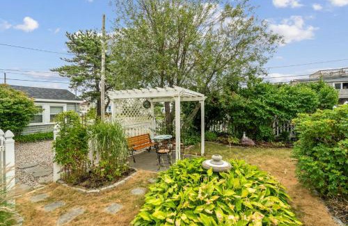 Newburyport House | Shoreline Retreat Ocean Views Walk to Beach AC