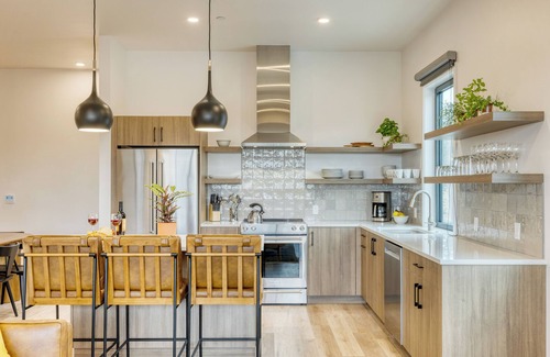 Bend House | Sleeps 60! 12 Modern Units/30 BDRs w/Deck+Hot Tub, Fully Private, Near Downtown