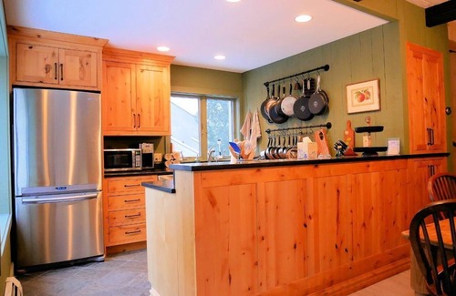 Bromley Mountain House | Spacious 3-Level End-unit Townhouse in the Clovers at Bromley