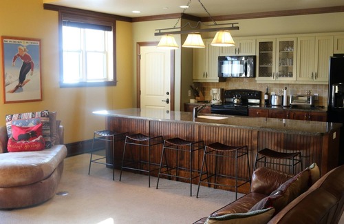 Stratton Mountain Apartment | Spacious 4Br/4Bth Lodge With Ice Skating Pond, Heated Pool, 3 Min Walk To Ski