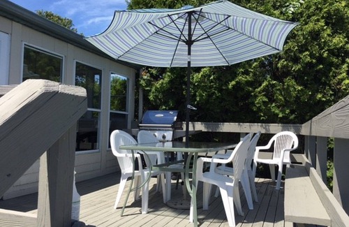 Narragansett House | Spacious 5 BR Home With Central Air And 2 Living Rooms On A Quiet Cul-de-sac