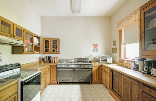 Richford House | Spacious 7-bedroom house. Book your ski trip. Skate across the road in the park.