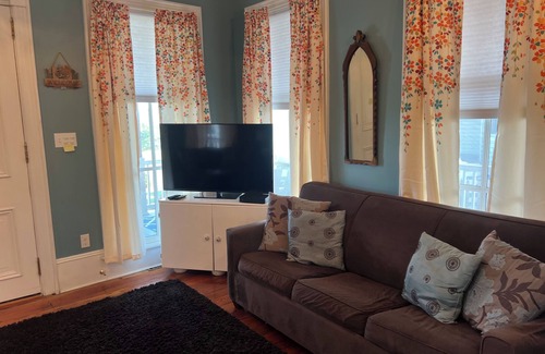 Wall House | Spacious beach house 1.5 blocks to the beach on Silver Lake with spectacular lak
