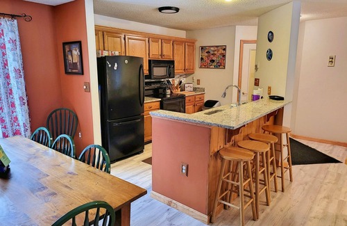 North Woodstock Condo | Spacious, fireplace, deck, river view, pool & fitness club. D0260 by LRS