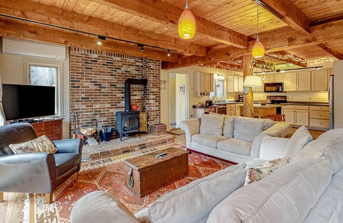 Intervale House | Stunning mountain duplex with full kitchen, deck, game room, W/D & WiFi