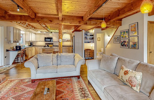 Intervale House | Stunning mountain duplex with full kitchen, deck, game room, W/D & WiFi