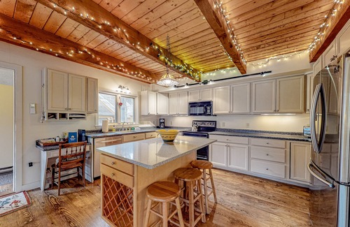 Intervale House | Stunning mountain duplex with full kitchen, deck, game room, W/D & WiFi