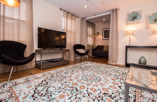 Brookline Apartment | Sunny 2 bed plus den,steps to public transport,Longwood Medical hospitals,Boston