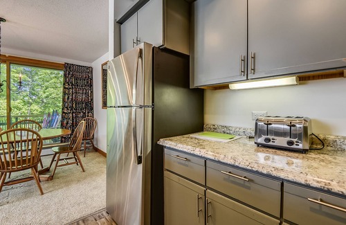 Central Vermont- Killington House | Sunrise Timberline C1 Ski to/from. Totally renovated, new kitchen and bathrooms, fabulous sports center with indoor heated pool and summer outdoor heated pool, racquet sports etc.