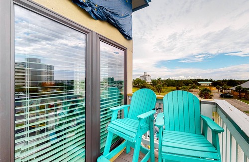 Fort Morgan Condo | Third-floor condo with balcony, close beach access, pools, hot tubs & tennis