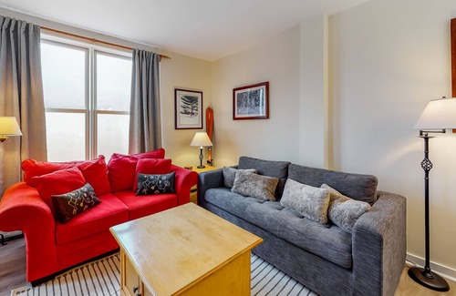 Stratton Mountain Condo | Third Floor Condo with Shared Hot Tub & Pool, Fast WiFi, and Gas Fireplace