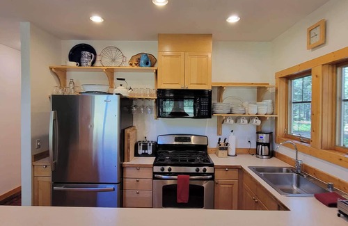 Mazama Cabin | Three Girls Cabin - meadow side cabin in Mazama
