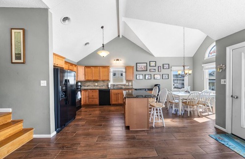 Gold Coast Condo | Top-Floor 3BR Ocean City w/Porch + Parking