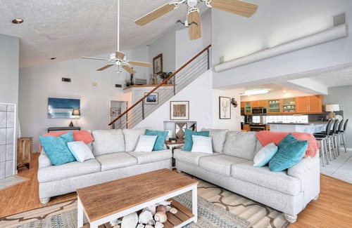 Pirates Beach House | Top Floor Suite with Oceans Views, 3 Min Walk to Beach & Dog Friendly