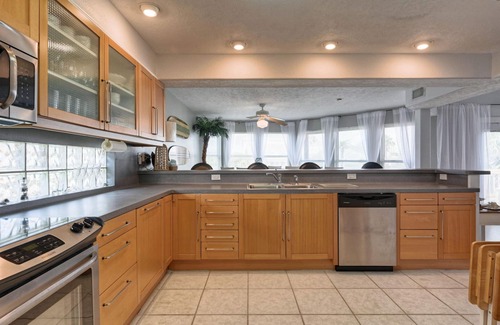 Pirates Beach House | Top Floor Suite with Oceans Views, 3 Min Walk to Beach & Dog Friendly
