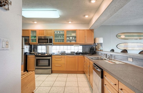 Pirates Beach House | Top Floor Suite with Oceans Views, 3 Min Walk to Beach & Dog Friendly
