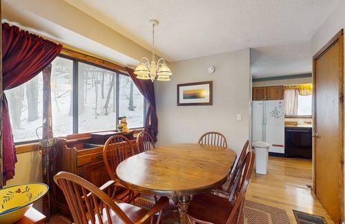Warren Condo | Tranquil condo w/a full kitchen & serene views - close to area activities
