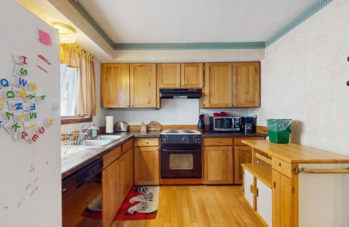 Warren Condo | Tranquil condo w/a full kitchen & serene views - close to area activities