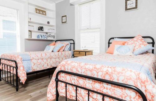 San Jacinto House | Uncle A's Beach Bungalow