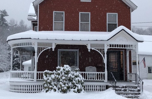 Ludlow House | Updated Village Victorian on Ski Shuttle, walk to all amenties in town!