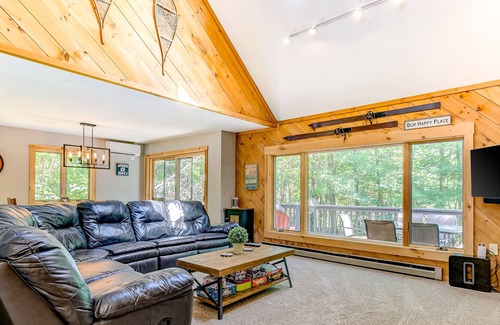 Intervale House | Updated Woodland Pines townhome w/river access, shared pool, free WiFi, deck