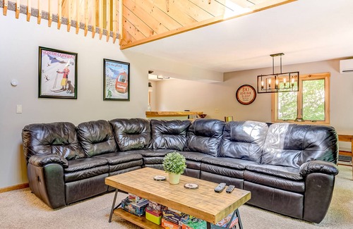 Intervale House | Updated Woodland Pines townhome w/river access, shared pool, free WiFi, deck