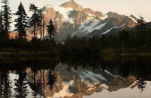 Glacier House | Vacation home 70MBR Pet Friendly Cabin w/ Hot Tub in Mount Baker/Glacier - 8 persons, 3 bedrooms