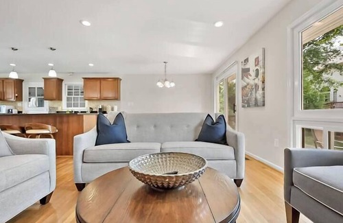 Tysons House | Vibrant | 4 bedroom | In heart of Tyson's Corner