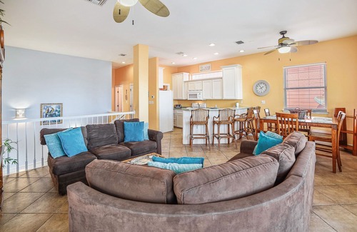 Port Aransas House | Villa Laguna! Pet Friendly! STEPS to the Pool & Boardwalk to Beach