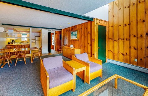 Stowe Area Condo | Village Green Condo - Shared Pool, Hot Tub & Tennis, High-Speed WiFi & Fireplace