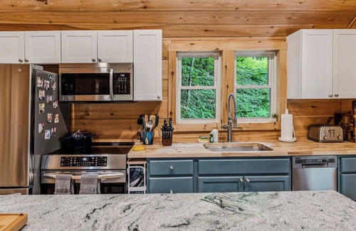 Woodstock House | Walk to Trails & Village +Pets - Highland Cabin