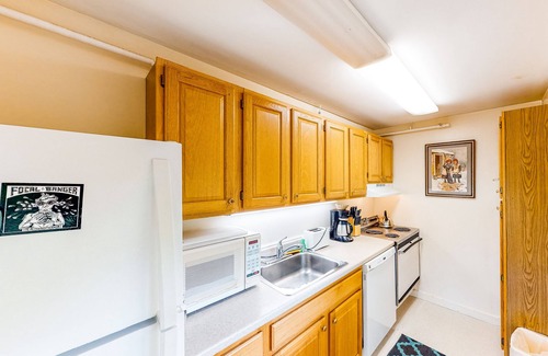Stowe Area Condo | Walkable in-town condo w/deck & shared pool, hot tub & tennis - near skiing