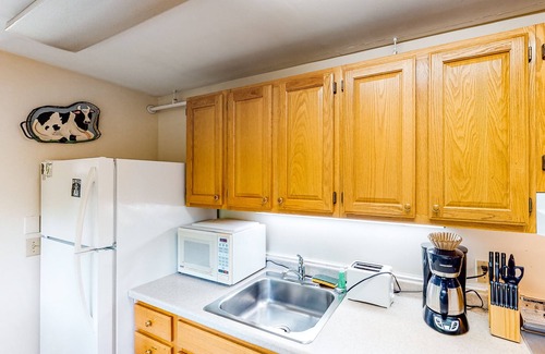 Stowe Area Condo | Walkable in-town condo w/deck & shared pool, hot tub & tennis - near skiing