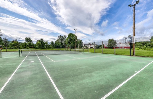 Stowe Area Condo | Walkable in-town condo w/deck & shared pool, hot tub & tennis - near skiing