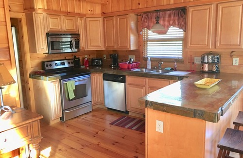 Maggie Valley Cabin | We’re open! No damage. Rank: Top1%! In heart of Maggie Valley near Skyline Drive