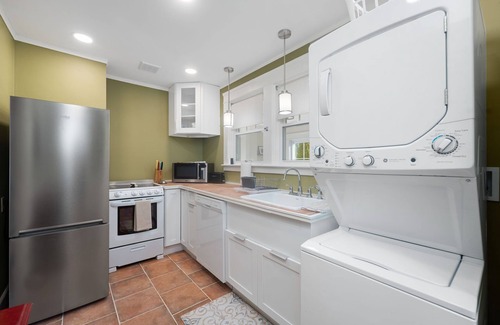 East Greenwich Cottage | Weymouth Hill Station. Hillside cottage retreat with water views