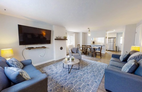 North Woodstock Condo | White Mountains townhome walk to Pemi River and downtown, 1 mile to Lincoln!