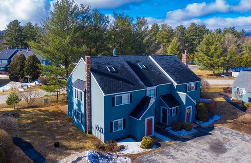 North Woodstock Condo | White Mountains townhome walk to Pemi River and downtown, 1 mile to Lincoln!