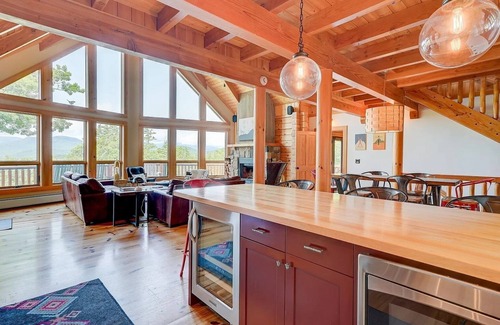 Intervale House | Wild View Lodge, Picturesque mountain escape, Hot Tub, Spacious living room