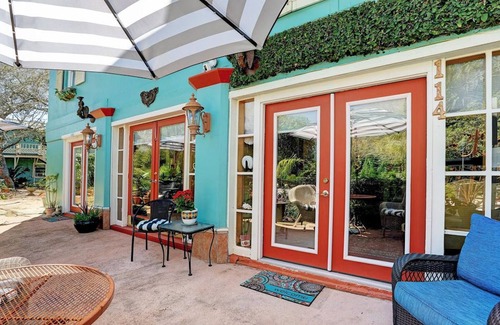 San Leon Apartment | Windmill Gardens Inn "Gallery" by Galveston Bay is a cozy tropical hideaway