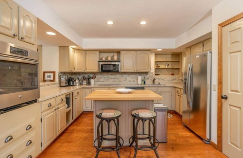 Quechee House | Wood-Burning Stove, Great for Families - Z1040*