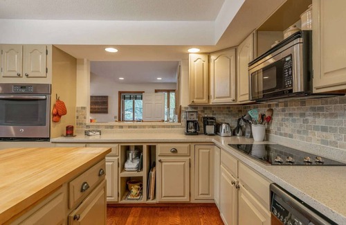Quechee House | Wood-Burning Stove, Great for Families - Z1040*