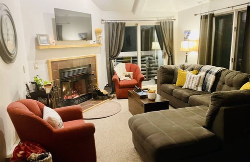 Killington Condo | Woods Resort Village 08 nicely decorated walk to pool 5 mins drive to mountain