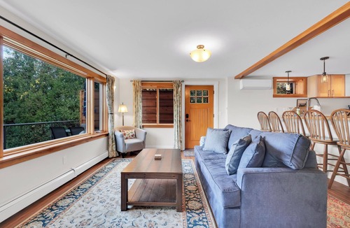 Malletts Bay House | 1 King Bed, 1 Queen Sleeper Sofa Walk-in Shower, Soaker TUB SCENIC VIEW OVERLOOKING MALLETS BAY OPEN FLOOR PLAN