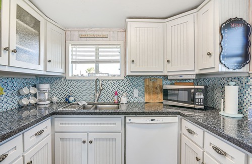 Surfside Beach House | 1 Mi to Surfside Beach: BBQ-Ready Home in Freeport