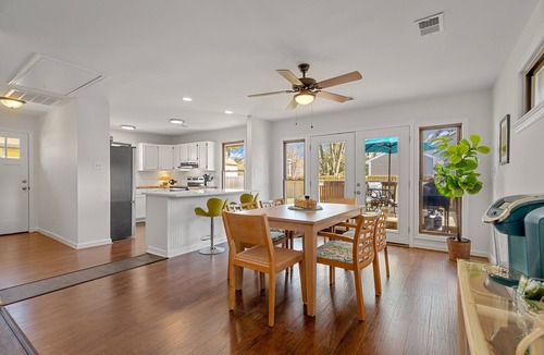 Issue House | 1 mile to beach & downtown/deck/grill/firepit/golf cart community