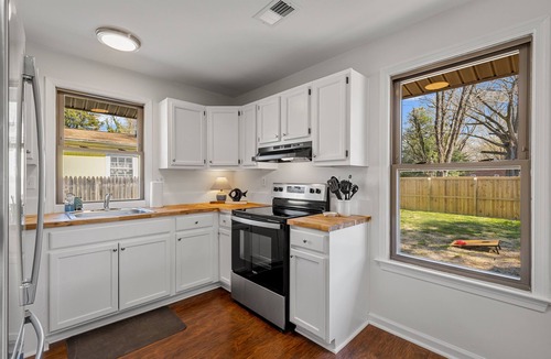 Issue House | 1 mile to beach & downtown/deck/grill/firepit/golf cart community