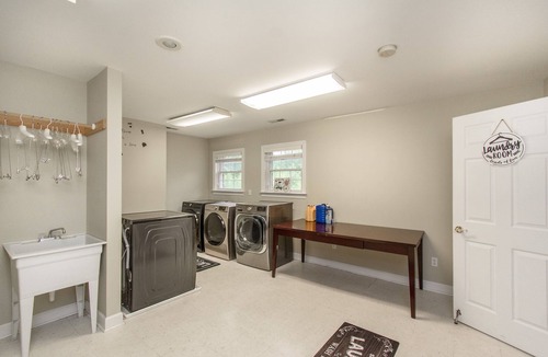 Merrimac House | 10 bedroooms/baths, 4 mi from VT