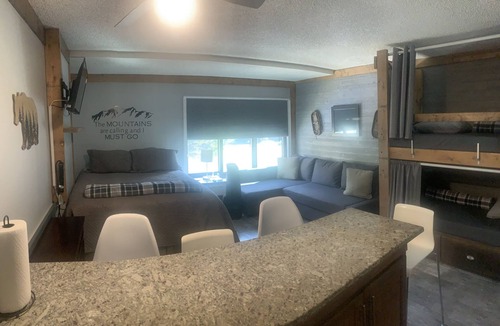 Snowshoe Apartment | #1113 Renovated Ski in/out, pool view, slps 6,